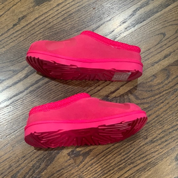 New Ugg Tasman II Scatter Graphic Slipper Shoe Red Kids US Size 4 - Picture 5 of 11